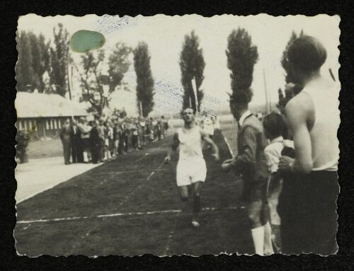 Läufer beim Zieleinlauf eines Wettlaufs