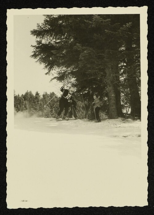 Skiläufer mit Startnummer 24 im Winterwald