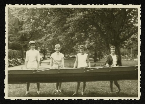 Vier Frauen mit einem Ruderboot