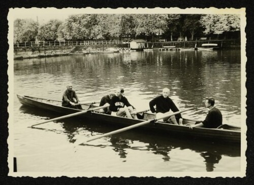 Fünf Männer in einem Ruderboot des Rudervereins Wiking