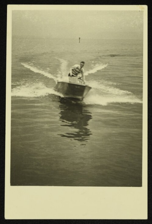 Mann in einem Motorboot
