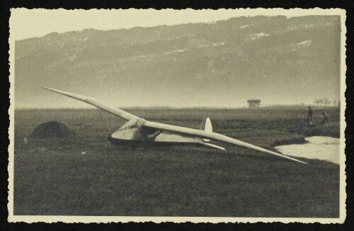 Segelflugzeug auf einer Wiese nahe des Klosters Mehrerau