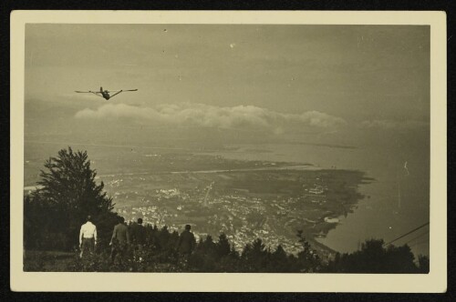 Blick vom Pfänder auf Hard, das Rheindelta und den Bodensee mit Segelflugzeug