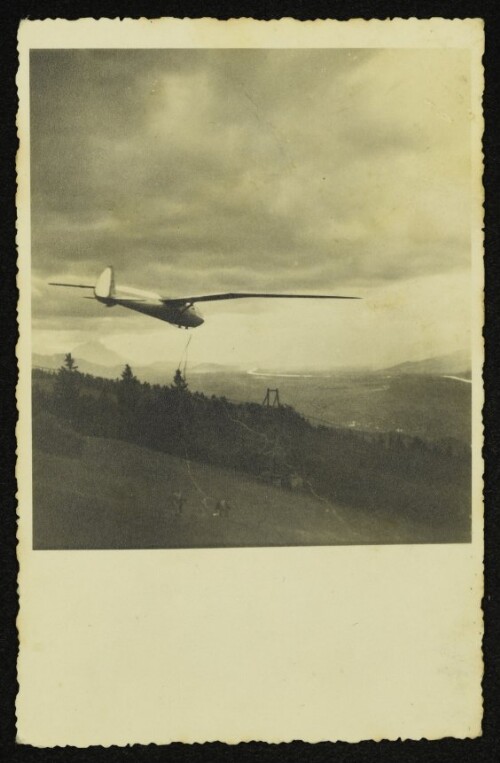Segelflugzeug im Flug über den Pfänder