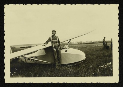 Pilot vor einem Segelflugzeug auf einem Flugfeld