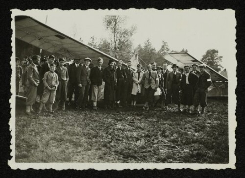 Gruppenaufnahme vor Segelflugzeugen