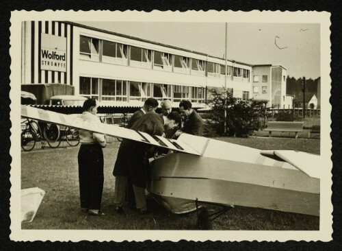 Bregenz - Wolford Strümpfe Fabriksgebäude mit Segelflugzeug und Personengruppe