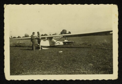 Luftfahrerscheinlager in Höchst - Sturmf. Huber, Fluglehrer Mungenast und Flugschüler Bildstein vor einem Segelflugzeug