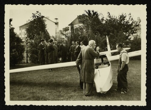 Segelflugzeug mit Personengruppe in Bregenz-Vorkloster