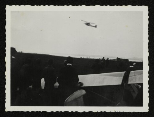 Flugzeug im Flug über einer Zuschauermenge