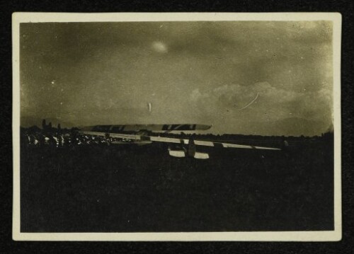 Segelflugzeug auf einem Feld