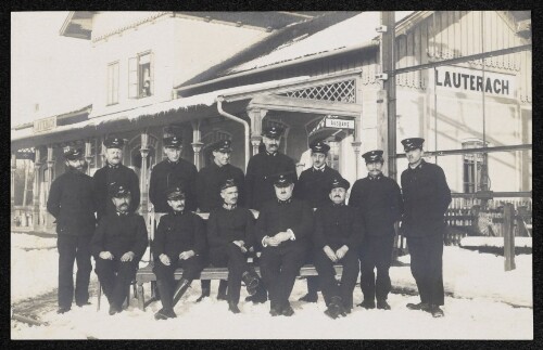 Bahnhof Lauterach mit Bediensteten im Winter