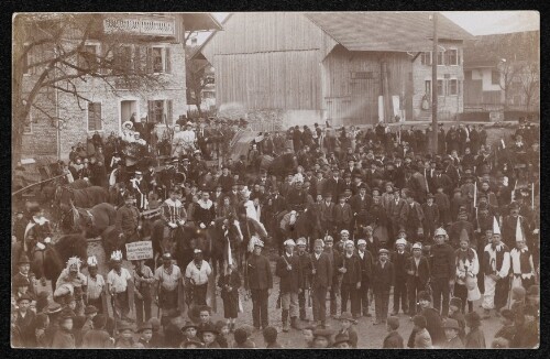 Faschingsumzug in Lauterach vor dem Haus Feuerstein