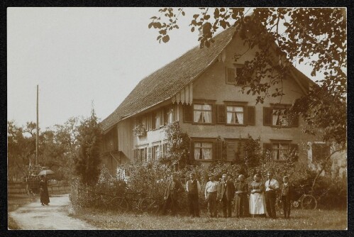 Familie Greiter vor einem Wohnhaus, vermutlich in Lauterach