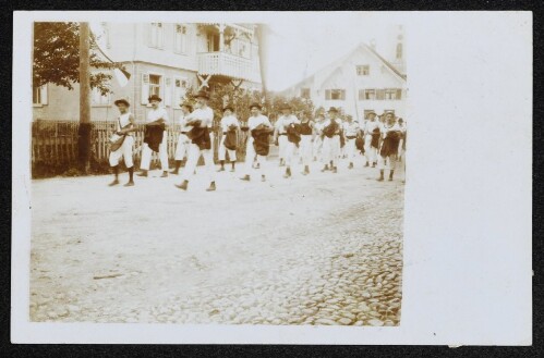 Festumzug von Männern in Turnerkleidung