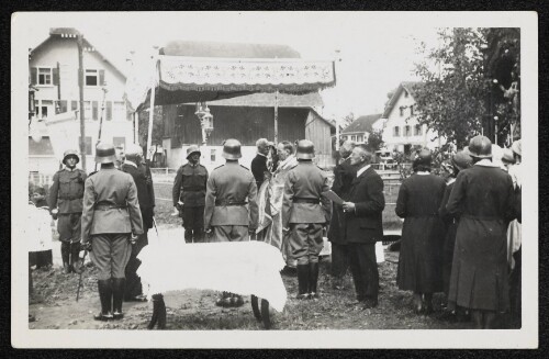 Fronleichnamsmesse mit Soldaten in Uniform