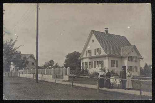 Familie vor einem Wohnhaus in Lauterach
