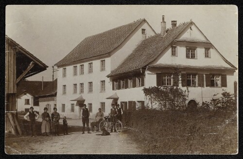 Marschall-Mühle in Lauterach mit Personengruppe