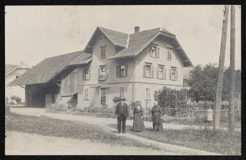 Lauterach - Wohnhaus mit Wirtschaftstrakt und Personengruppe