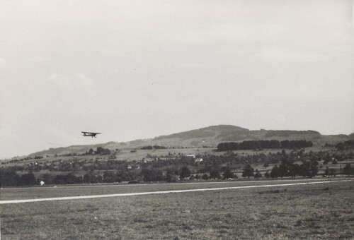 Motorflugzeug am Fluggeländer Rheinvorland, Lustenau