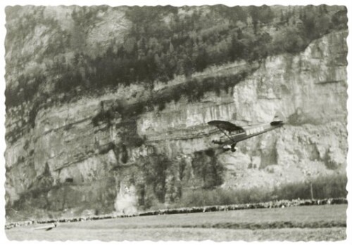 Motorflugzeug der BURDA STAFFEL im Landeanflug