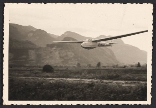 Segelflugzeug im Anflug auf Flugplatz Hohenems