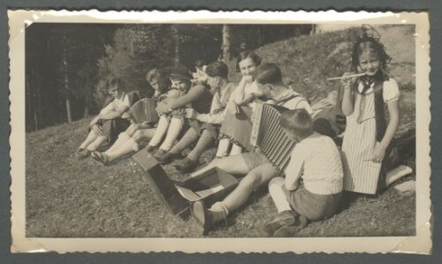 Jugendgruppe bei der Flugzeugtaufe am Pfänder