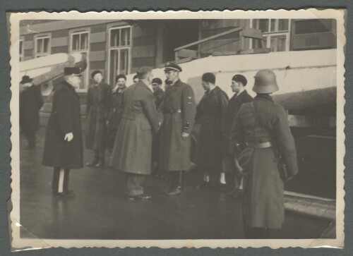 Bundeskanzler Dr. Kurt Schuschnigg begrüßt Bregenzer Segelflieger