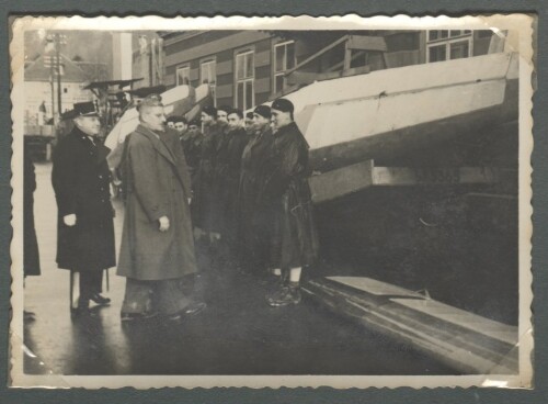 Bundeskanzler Dr. Kurt Schuschnigg begrüßt Bregenzer Segelflieger
