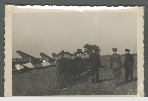 Aufstellung der Piloten und Flugzeuge