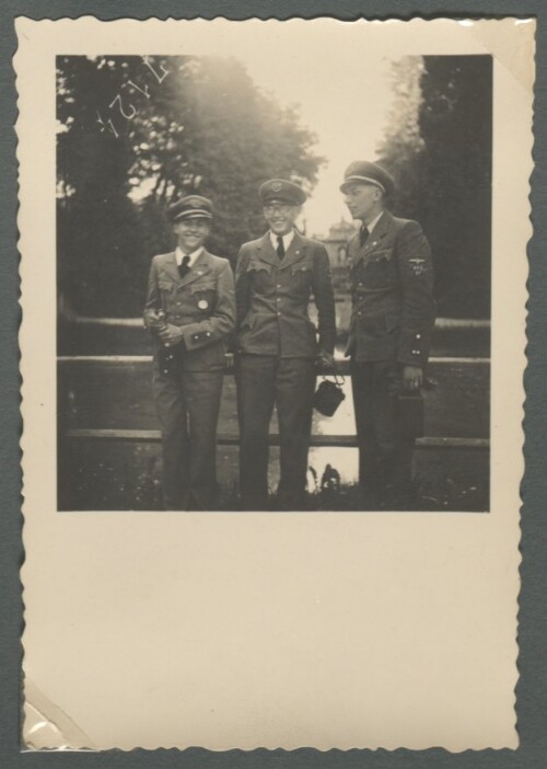 Piloten in der Uniform des Österreichischen Aeroclubs: Truley, Kurt Varrone, Willi Haider