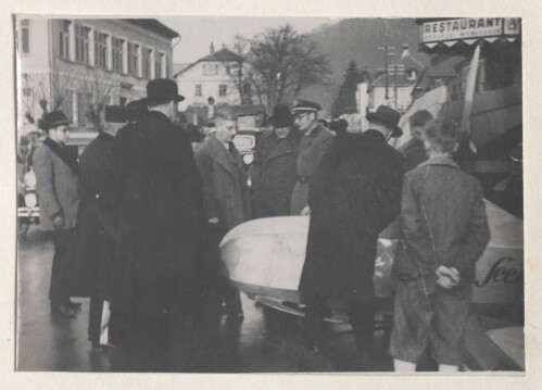 Bundeskanzler Dr. Kurt Schuschnigg begrüßt die Bregenzer Segelflieger