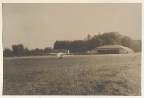 Flugzeughalle im Rinnsal, Höchst
