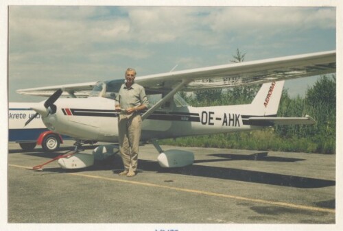 Alwin Kolb mit Motorflugzeug
