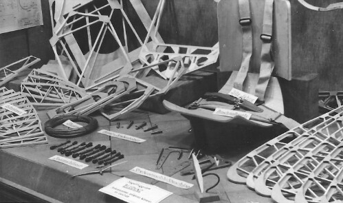 Ausstellung von Einzelteilen beim Bau des Flugzeugs GRUNAU BABY
