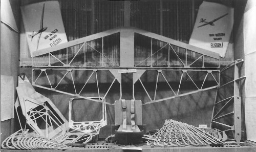 Ausstellung von Einzelteilen beim Bau des Flugzeugs GRUNAU BABY