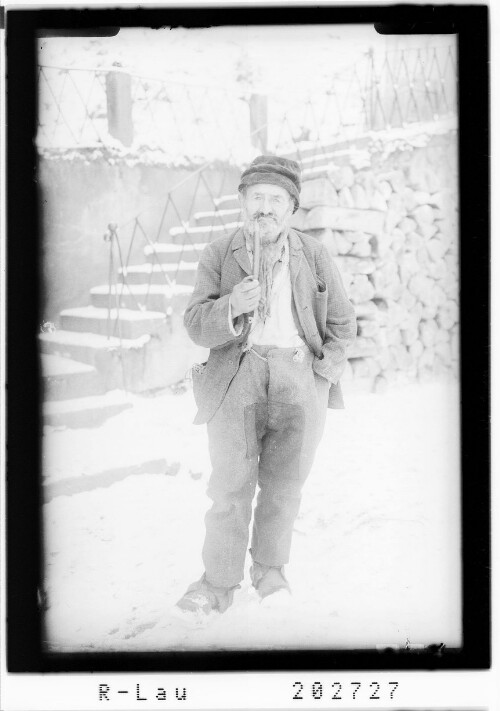 [Bauer mit Pfeife im Montafon]