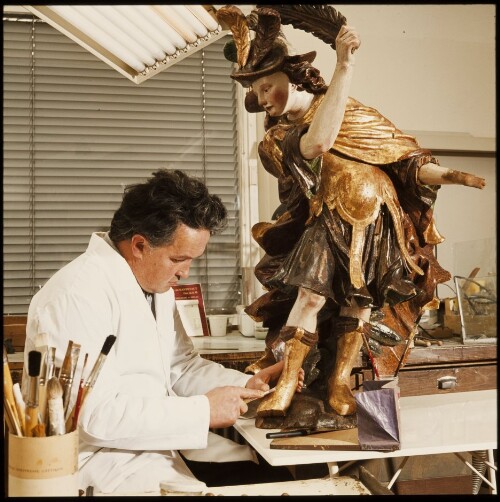 Restaurator Hermann Kneringer im Landesmuseum