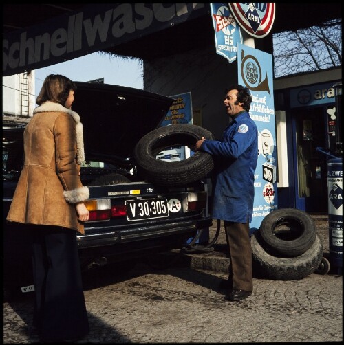 Altreifenübergabe an der Tankstelle