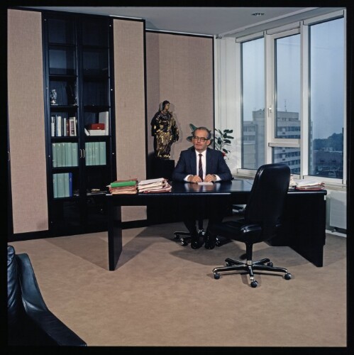 Landeshauptmann im Büro, Porträt