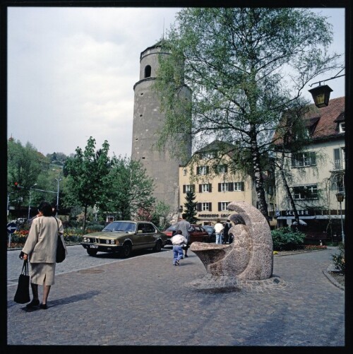 Katzenturm mit Brunnen