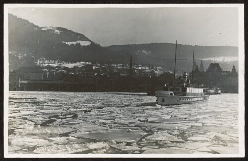 [Die MS Österreich durchbricht das Eis im See]
