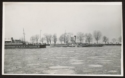 [Das DS Bavaria durchbricht das Eis im See]