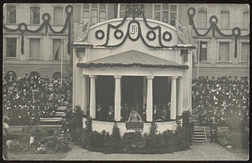 [Kaiser Franz Josef I. 1909 zu Gast in Bregenz betrachtet vom Pavillon den Festzug]