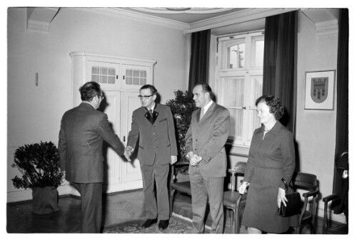 Goldenes Ehrenzeichen der Republik: Ing. Hopfner, Oberschulrat: Wößner und Gamon, Schulrat: Roth Alma