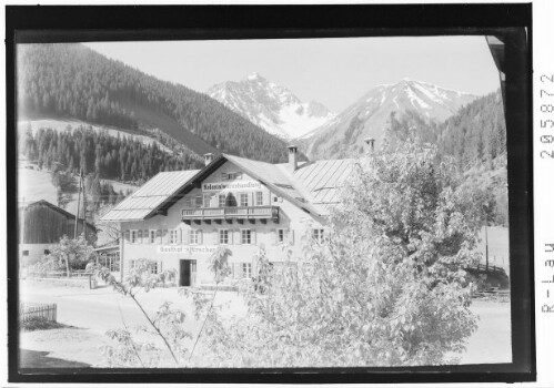 [Bichlbach / Gasthof zum Hirschen mit Blick zum Roten Stein]