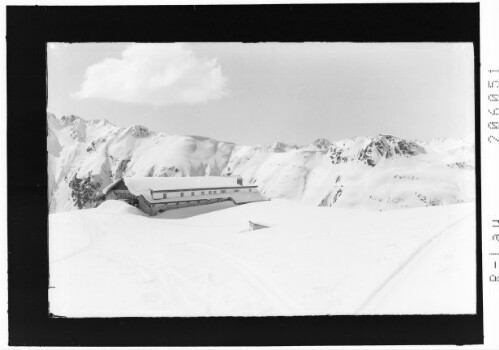 [Alpenhaus Idalpe gegen Rauhen Kogel]