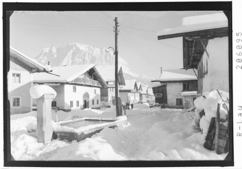 [Lermoos in Tirol / Dorfstrasse mit Blick zur Zugspitze]