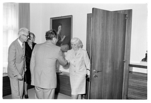 Frau Schalich, Oberschulrat durch Landeshauptmann